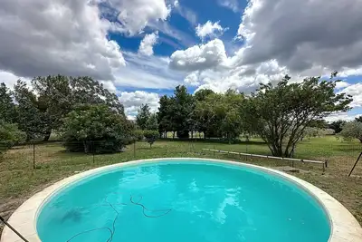 Image de maison de vacances\nbeau et vaste terrain arboré \n8 couchages  piscine