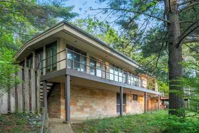 Image de Charming Mid - Century home in the lovely Palisades Park gated community.