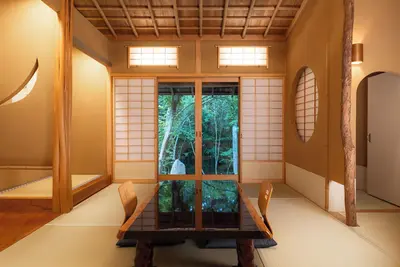 Image de Maximum 16 people can be accommodated in a private villa with a half-open-air hot spring.