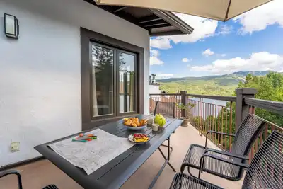 Image de Condo d’Ahélo | Foyer | Terrasse | Vue sur le Mt Tremblant | Cafetière Nespresso