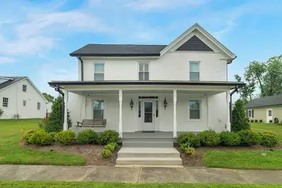 Image de Grape & Vine Cottage · Luxury Main Street Retreat