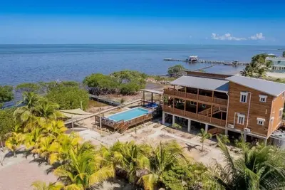 Image de Oceanfront 3 bed/2 Bath Home w Pool - Upper Unit
