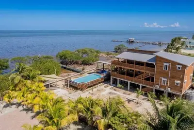 Image de Oceanfront 3 bed/2 Bath Home w/ Pool - Lower Unit