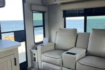 Image de Bold oceanfront! New well equipped trailer set up for your dream vacation!