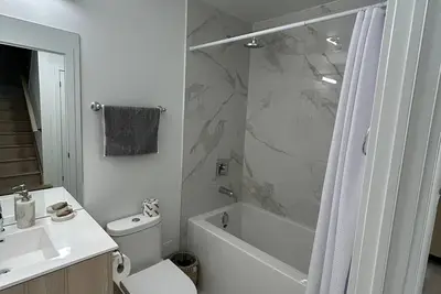 Image de Chic retreat in the heart of Beautiful Port Credit