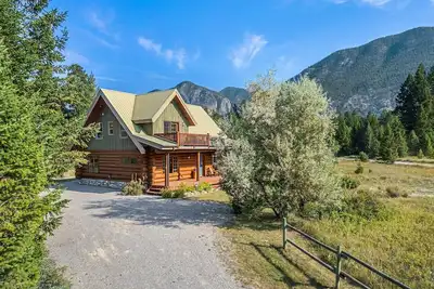 Maple & Moose | Hot Tub | Yard | Mountain Views