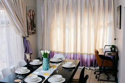 Image de The Treat - Large, cosy home, centrally located for short &medium stay.