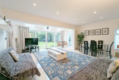 Image de A family house that sleeps 8 guests in 5 bedrooms