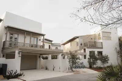 Image de Anam Cara + Carriage House, Free Bikes, Rb Fitness and Racquet Club, Close to shopping/dining!