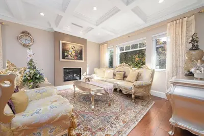 Image de Upscale Villa in quiet street with grand family living space and luxury bedrooms