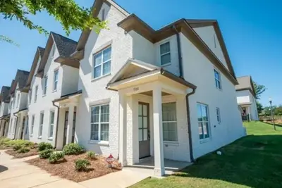 Image de 3 bed / 3. 5 bath end unit Condo in Oxford. 2 miles from the Square and Campus.