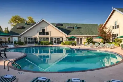 Image de Jacuzzi Escape in Ozarks w/ Full Kitchen & Balcony for Outdoor Dining | 3 Units