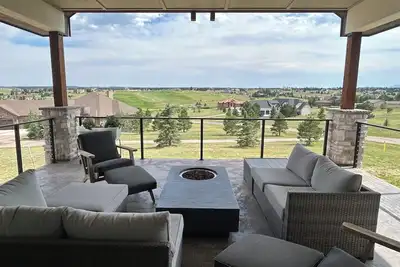 Image de Monument Majesty - Luxury Home w/ Mountain Views\nSpacious 4-bedroom modern house