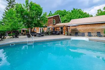 Image de Welcome to your 4 season oasis in Oxford Maine