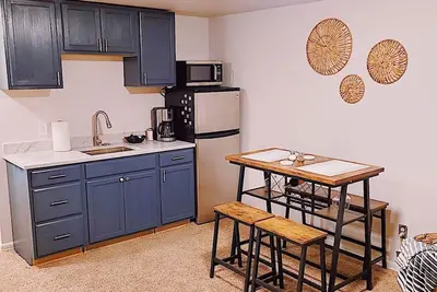 Image de Emerald City Retreat: Cozy 2br Home with Backyard & Patio