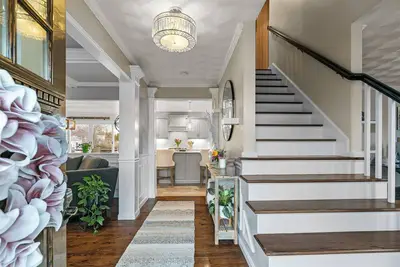 Image de Coastal Middletown, Ri home. Minutes to Newport. Heated, salt water pool.