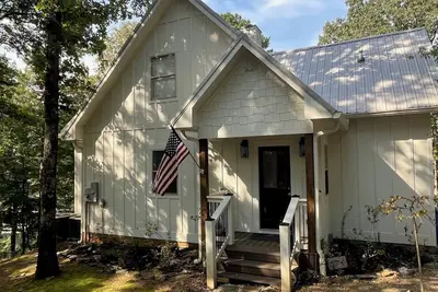 Image de Must See at Lake Wedowee! Year-round deep water that comfortably sleeps 14-16.