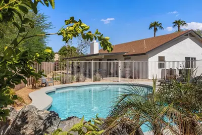 Image de Redzone Retreat 4b/2b with Pool - Glendale House sleeps 8