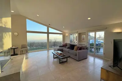 Image de Glass Retreat Gateway House with View