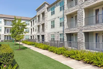 Image de Chic 1-bedroom apartment in fantastic Houston with fitness room and pool.
