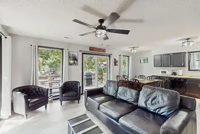 Image de Charming lakefront Escape with Private Dock, two Boat Slips, Kayaks, and Views