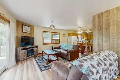 Image de Cozy wooded duplex w/ WiFi, full kitchen, shared W/D & near lakes & trails