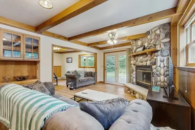 Image de Cozy wooded duplex w/ WiFi, full kitchen, shared W/D & near lakes & trails