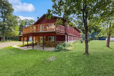 Image de Two-family retreat with 2 kitchens, wooded charm near lakes, trails & adventure