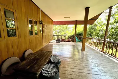 Image de Spacious 4-guest suite, private terrace & Aircon in prime location. \n