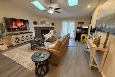 Image de Fun & Comfort for 8 in Rogers! 1 King, 2 Queens, 1 Double. Retro Arcade Games