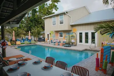 Image de Sleeps 20 | Games | Basketball | Pool | Movie Room