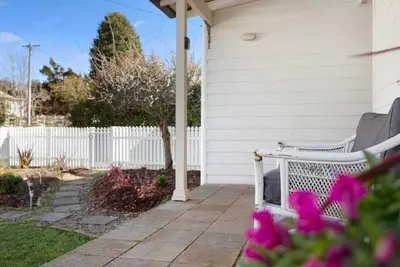 Image de 4br 2ba Cottage | King Bed | Pet Friendly | Firepit | Fireplace | Fully Fenced