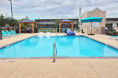 Image de Stylish 2br Gem in Gated Complex Near Sugar Land