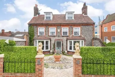 Image de West Cottage. Central, spacious, 2 mins to beach.