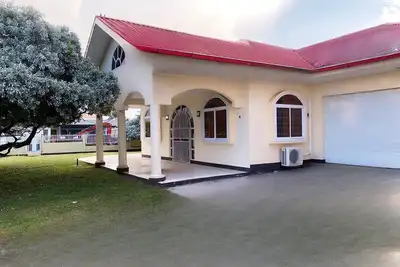 Image de Paramaribo Villa Near Vibrant District. Kitchen Household Service Included!