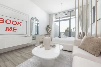 Image de StayShort - Charming Studio in Jvc with Pool - Sleeps 4!