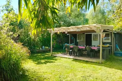 Image de gîte dans l’eau accessible uniquement en barque
