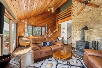 Image de Family-Friendly Cabin with Heated Pool & Sauna