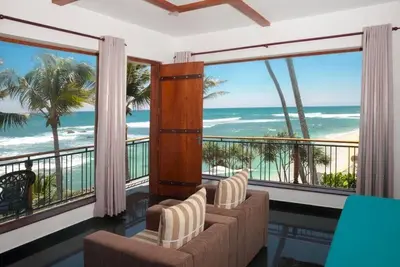 Image de 12 Bed Rooms Luxurious beachfront villa in Polhena