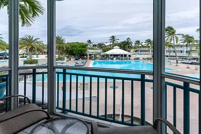 Image de Island Getaway! Pool View Unit | Balcony | Ideal for Families! Free Parking