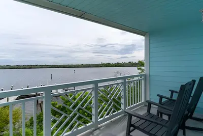 Image de Elegant Escape | Bay View Unit w/ Balcony | Fam-Friendly | Free Parking | Pool