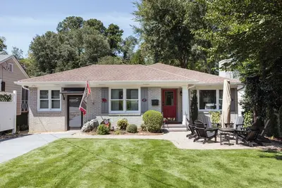 Image de Dawgwood Den- Walk to Sanford Stadium & 5 Points Athens!