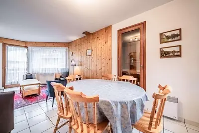 Image de 150m du centre station, 2ème étage, vue pistes de ski, balcon, télévision, casier à ski, 49m²