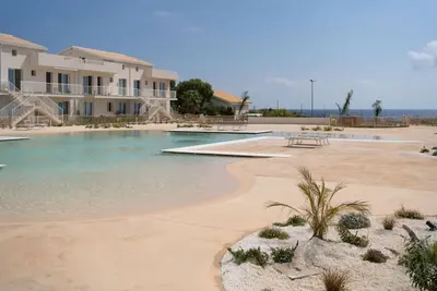 Image de Cozy 40 sq m apartment, able to accommodate up to 4 people, located within the renowned Borgo 84 residence, featuring two swimming pools and a bike path. The property is located just 3 km from the center of Marzamemi, one of the most fascinating seaside