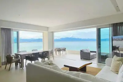 Image de New Luxury Oceanfront Bucerías Condo • Stunning Views + 2 Paddleboards