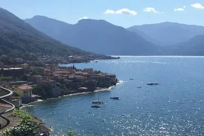 Image de Bright Apartment with Lake Views and Private Garden