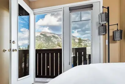 Image de Cozy Child Friendly Studio Apartment with Two Queen Beds and Mountain Views