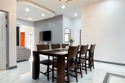 Image de Fabulous 4-bedroom villa with Ac & Comfortable Beds near mall