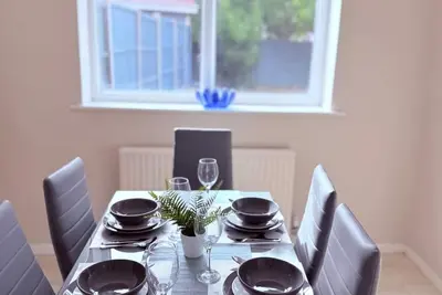 Image de Spacious 3-Bed Contractor-Friendly Home – Bristol