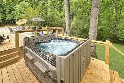Image de Secluded 10-acre villa, sleeps 18, hot tub!